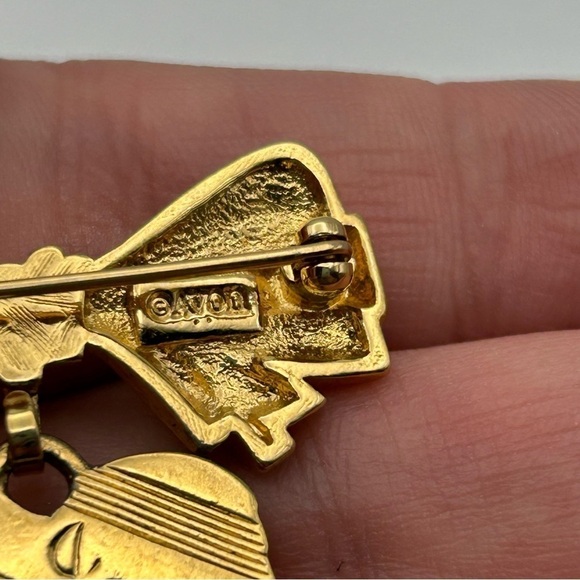 Vintage Avon Gold Tone Textured Ribbon Hanging Heart Brooch Pin Mother’s Day - Picture 8 of 9